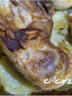 Una foto de Pollo asado con patatas y boletus