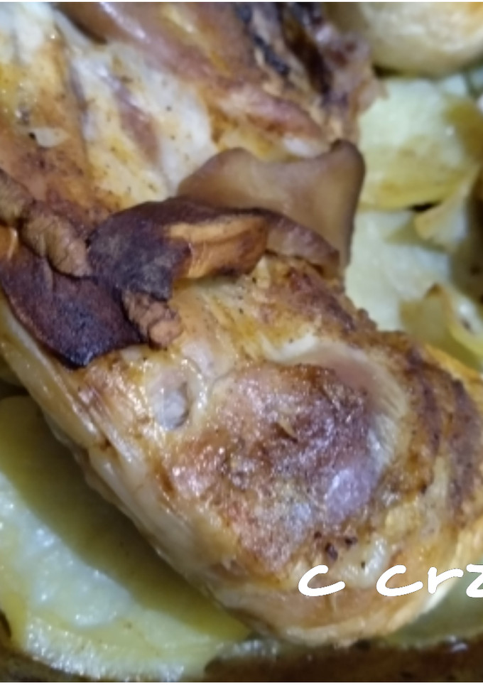 Una foto de Pollo asado con patatas y boletus