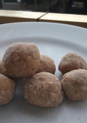 Una foto de Bolitas de mantequilla de maní y avena FIT
