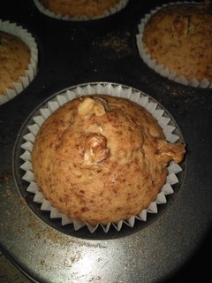 Una foto de Banana nut bread muffins (muffins de plátano y nueces)