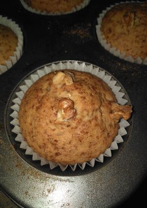 Una foto de Banana nut bread muffins (muffins de plátano y nueces)