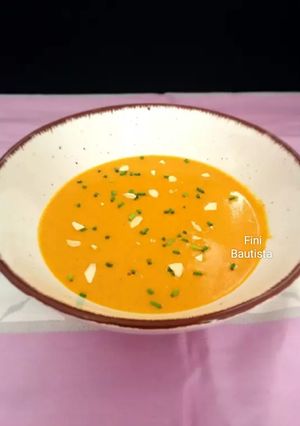 Una foto de Sopa de pimientos y almendras