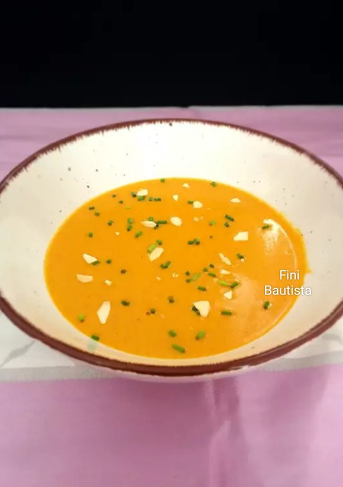 Una foto de Sopa de pimientos y almendras