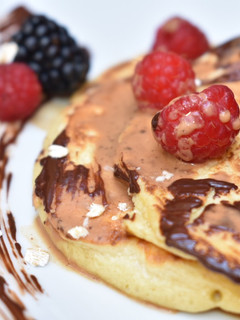 Una foto de Tortitas de espelta y frutos rojos
