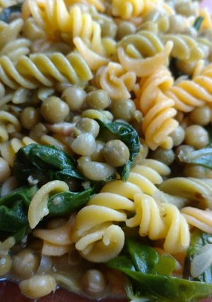 Una foto de Pasta con arvejas y acelga