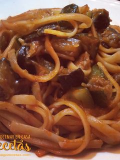 Una foto de Espaguetis con berenjena, calabacín y champiñón