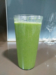 Una foto de Smoothie verde frutal 2