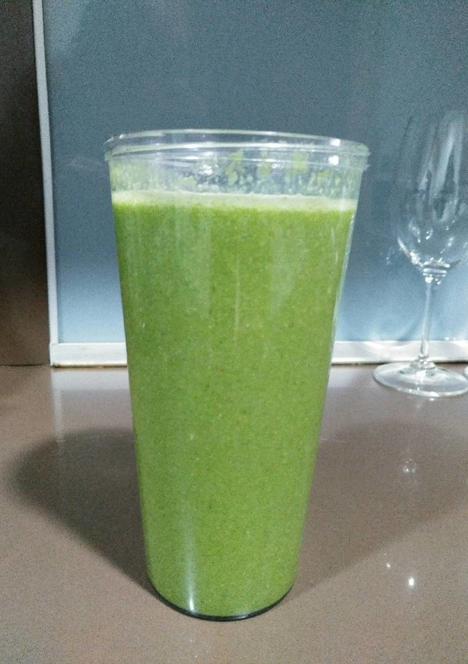 Una foto de Smoothie verde frutal 2