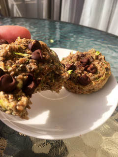 Una foto de Muffins integrales de zucchini veganos