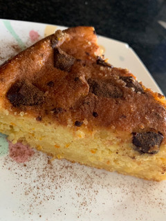 Una foto de Bizcocho de naranja y pepitas de chocolate.🍊🍊🍫🍫🍊🍊