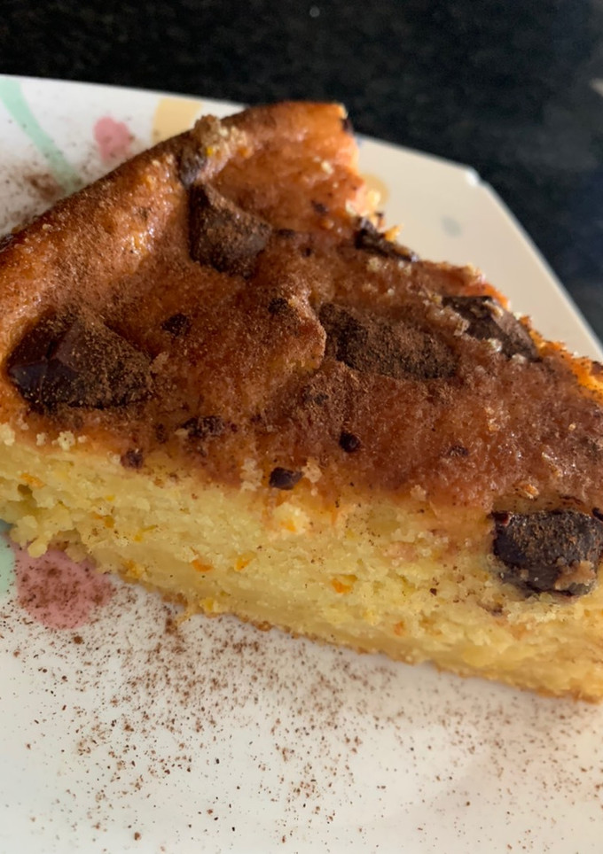 Una foto de Bizcocho de naranja y pepitas de chocolate.🍊🍊🍫🍫🍊🍊