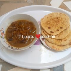 A picture of Seasame Naan bread with pomo pepper soup.