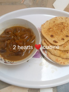 A picture of Seasame Naan bread with pomo pepper soup.