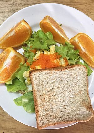 รูปของ Scrambled Egg and Tobiko Sandwich