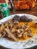 Chuletas ahumadas en salsa de jitomate con hongos