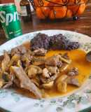 Chuletas ahumadas en salsa de jitomate con hongos