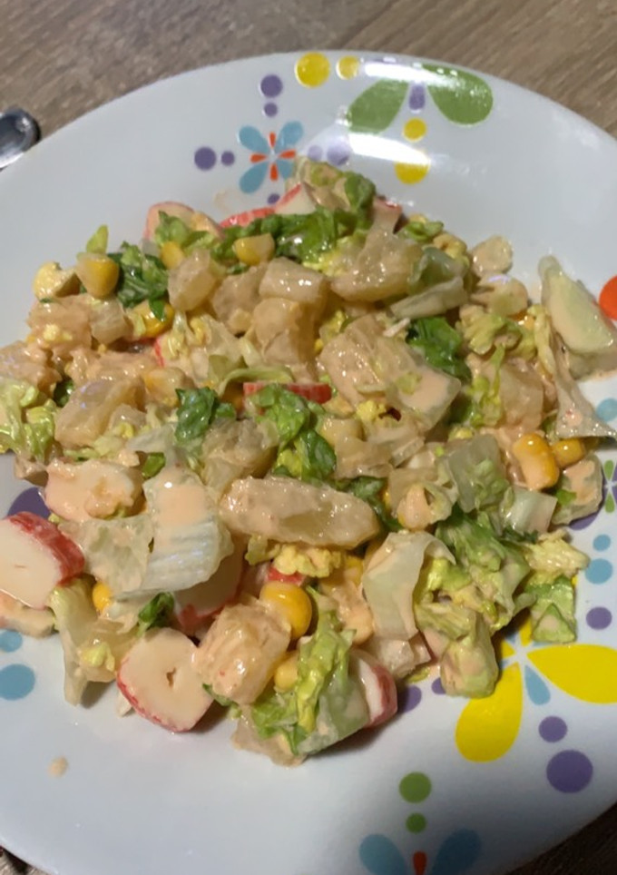 Una foto de Ensalada con salsa rosa