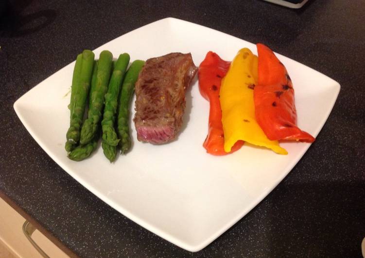 Recipe of Award-winning Sirloin Steak, Sweet Peppers &amp; Asparagus Tips