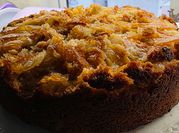Una foto de torta invertida con azúcar mascabo