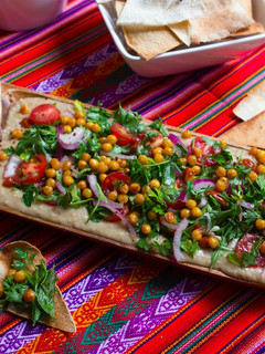 Una foto de Hummus con garbanzos crocantes