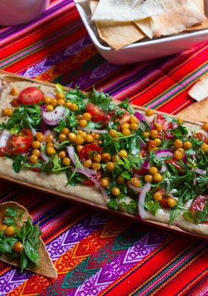 Una foto de Hummus con garbanzos crocantes