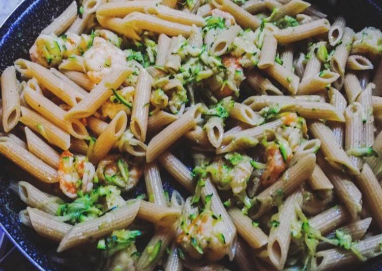 Penne integrali con zucchine e gamberetti all'aglio 🍤