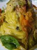 Tagliolini, crema di zucchine e pinoli con fiori croccanti