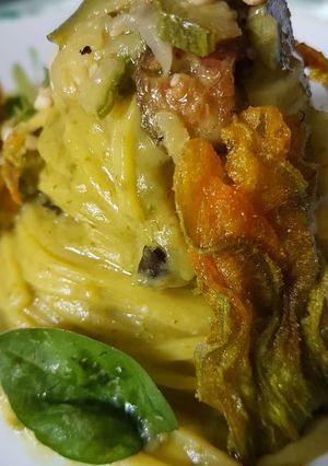 Foto di Tagliolini, crema di zucchine e pinoli con fiori croccanti