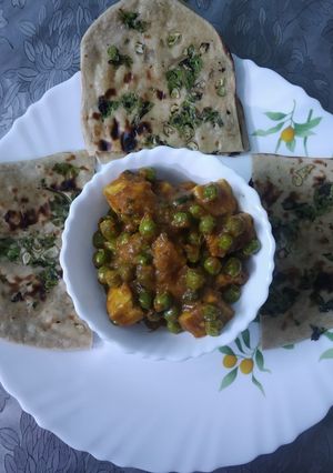 গার্লিক নান (Garlic naan recipe in Bengali) রেসিপির প্রধান ছবি