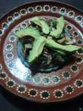 Sope de maíz azul de champiñones con hojas de aguacate,  quelites y aguacate Mamá Chole