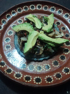 Una foto de Sope de maíz azul de champiñones con hojas de aguacate,  quelites y aguacate Mamá Chole