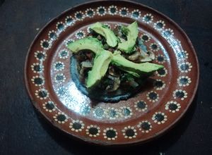 Una foto de Sope de maíz azul de champiñones con hojas de aguacate,  quelites y aguacate Mamá Chole