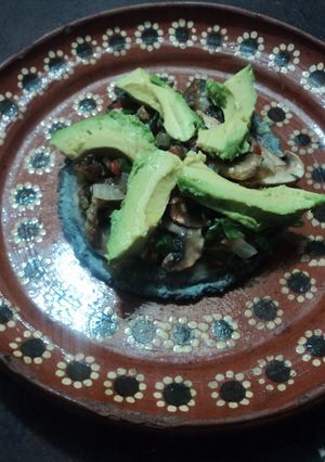 Una foto de Sope de maíz azul de champiñones con hojas de aguacate,  quelites y aguacate Mamá Chole