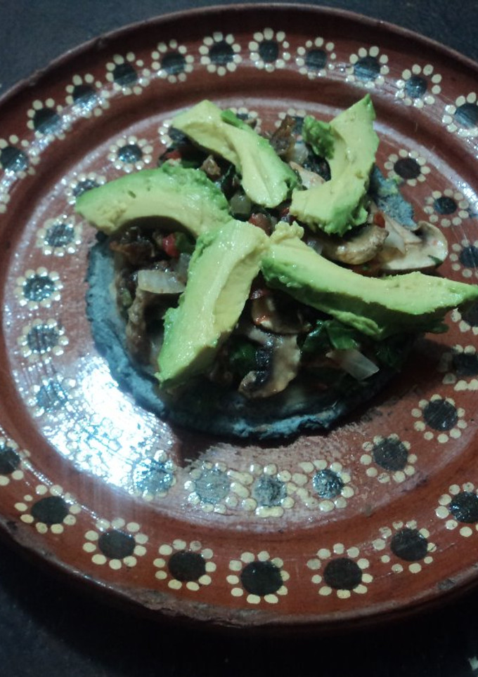 Una foto de Sope de maíz azul de champiñones con hojas de aguacate,  quelites y aguacate Mamá Chole