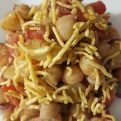 A picture of Chickpeas chaat.
