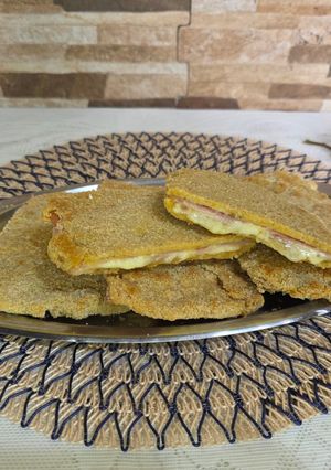 Una foto de Milanesas de jamón y queso