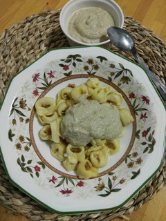 Una foto de Tortellini de queso con salsa de champiñón al curry