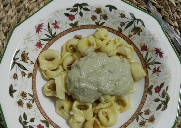 Tortellini de queso con salsa de champiñón al curry