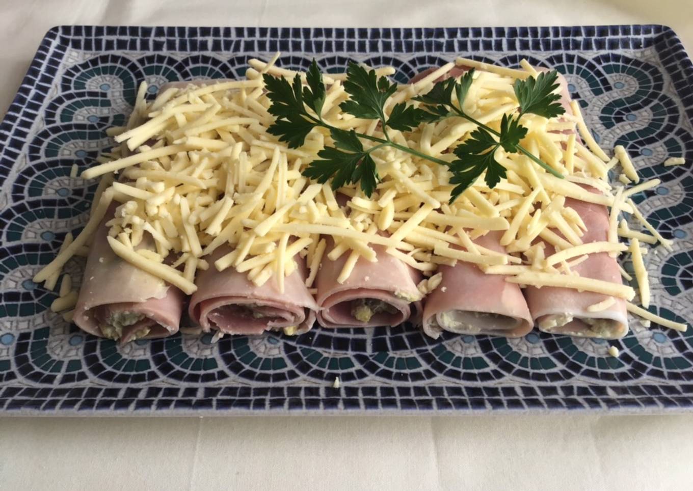 Rollitos de jamón York con aguacate y queso