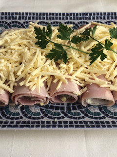 Una foto de Rollitos de jamón York con aguacate y queso