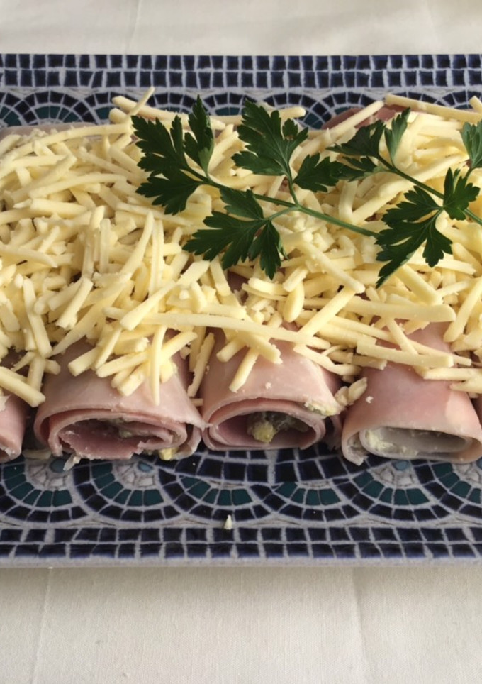 Una foto de Rollitos de jamón York con aguacate y queso