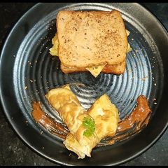 A picture of Omelette sandwich.