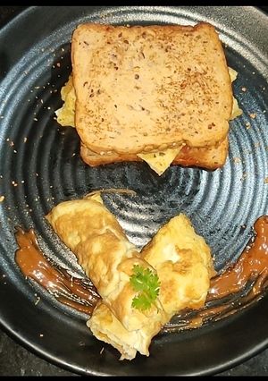 A picture of Omelette sandwich.