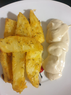 Una foto de Patatas crujientes con especias y mahonesa de ajo negro