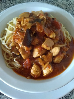 Una foto de Salsa de tomates con pollo y berenjenas