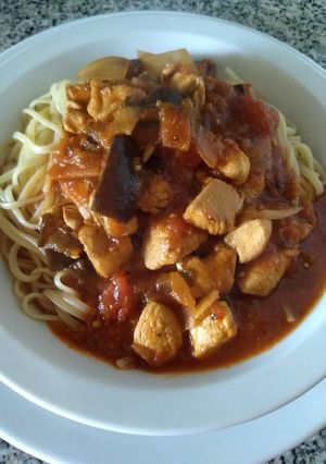 Una foto de Salsa de tomates con pollo y berenjenas