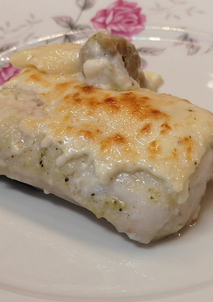 Una foto de Merluza al horno con salsa bechamel