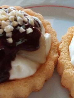 Una foto de Bizcochos rellenos de pera con nata y chocolate