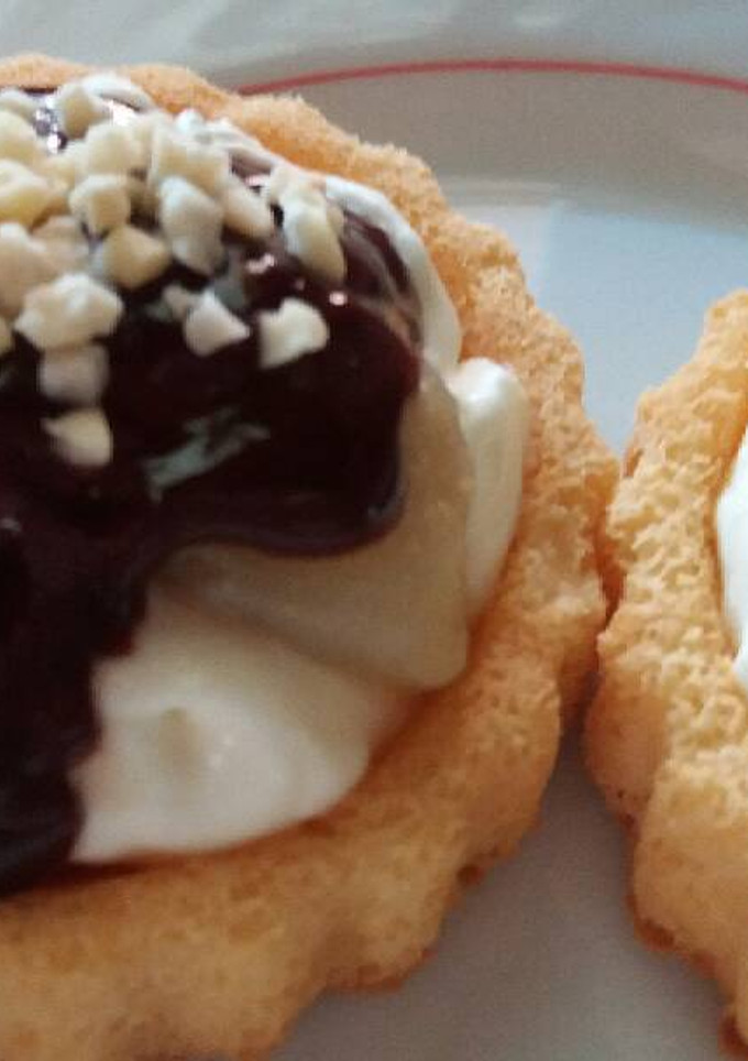 Una foto de Bizcochos rellenos de pera con nata y chocolate