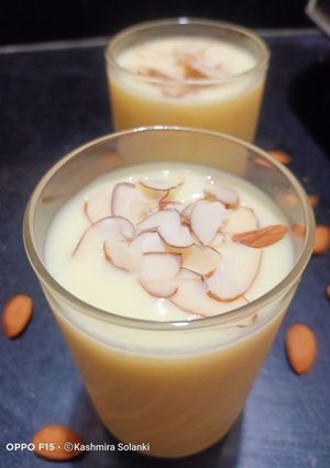 બદામ શેક (Badam Shake Recipe In Gujarati) રેસીપી મુખ્ય ફોટો